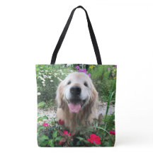 花の間に微笑むゴールデンレトリバー犬