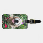 花の間に微笑むゴールデンレトリバー犬 ラゲッジタグ (正面横)