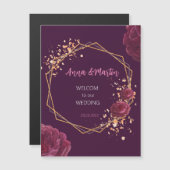 花の飾られたバーガンディの金のフレーム マグネット招待状 (正面/裏面)