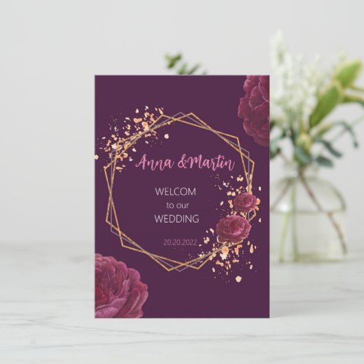 花の飾られたバーガンディの金のフレーム 招待状 (スタンド正面)