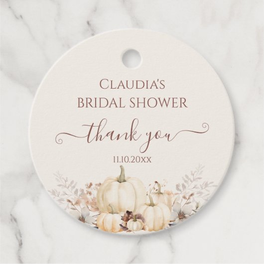 花の飾られたパンプキンの秋のブライダルシャワーのお礼メッセージ フェイバータグ (正面)