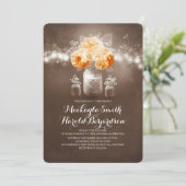 花の飾られたメイソンジャーとラスティックな紐のライトが付いたウェディング 招待状 (スタンド正面)