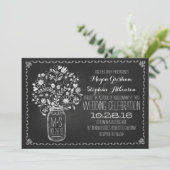 花の飾られたメイソンジャーと黒板の結婚式招待状 招待状 (スタンド正面)