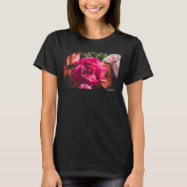 花の鮮やかなピンクのバラの写真 Tシャツ