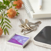 花びらに露が落ちる抽象芸術。クレジット： キーホルダー (側面)