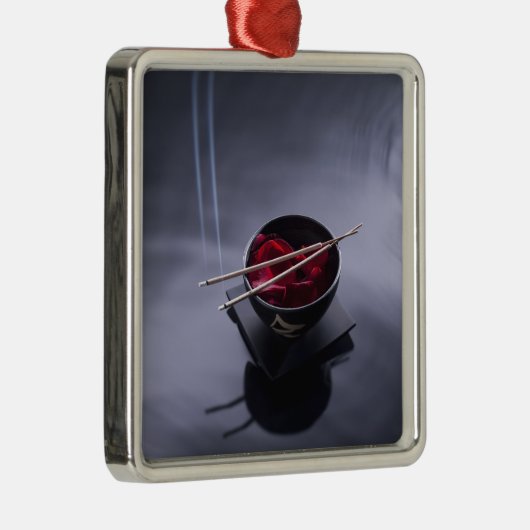 花びらのボールの上の非常に熱い香 メタルオーナメント (右)