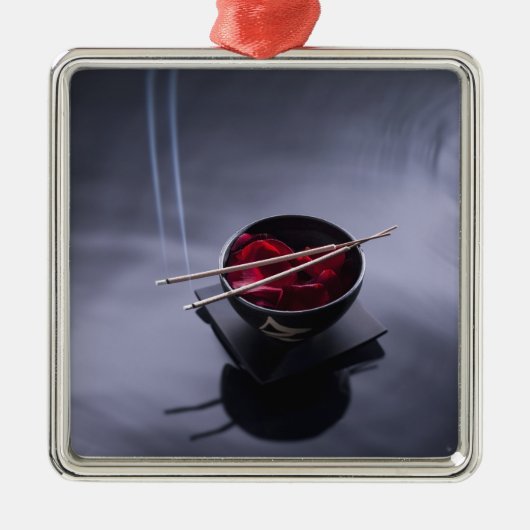 花びらのボールの上の非常に熱い香 メタルオーナメント (正面)