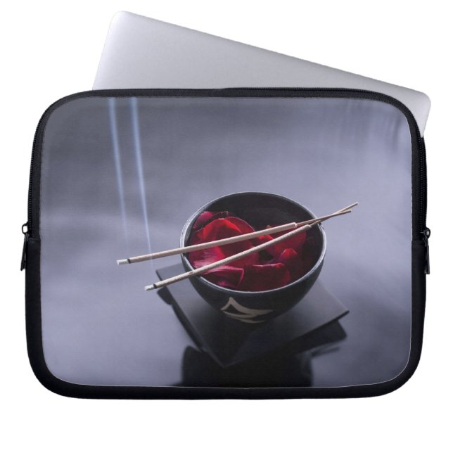 花びらのボールの上の非常に熱い香 ラップトップスリーブ (正面)