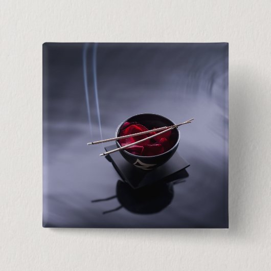 花びらのボールの上の非常に熱い香 缶バッジ (正面)