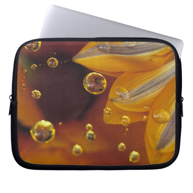 花びらは液滴を伴うミラー反射面上にある。 ラップトップスリーブ (正面)