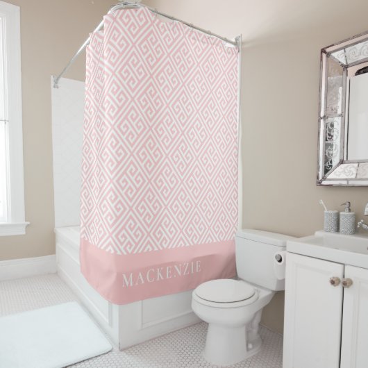 花びらピンクとホワイト ギリシャ キー 名前 モノグラム シャワーカーテン (インサイチュ)