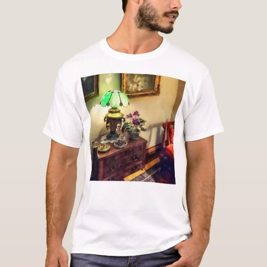 花びらランプ付き居心地の良いパーラー Tシャツ (正面)