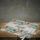 花ほこりっぽい緑のクリーム名スクリプト カッティングボード