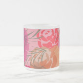 花や植物が咲くピンクのバラ模様 フロストグラスマグカップ (中央)