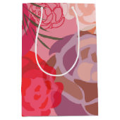 花や植物が咲くピンクのバラ模様 ミディアムペーパーバッグ (正面)