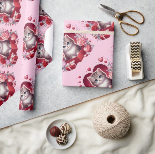 花や贈り物を入れて箱に入れた子猫 ラッピングペーパー (クラフト)