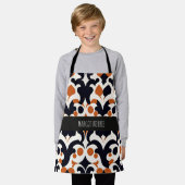 花ろうけつ染めオレンジフローラレトロパターン エプロン (着用した状態)