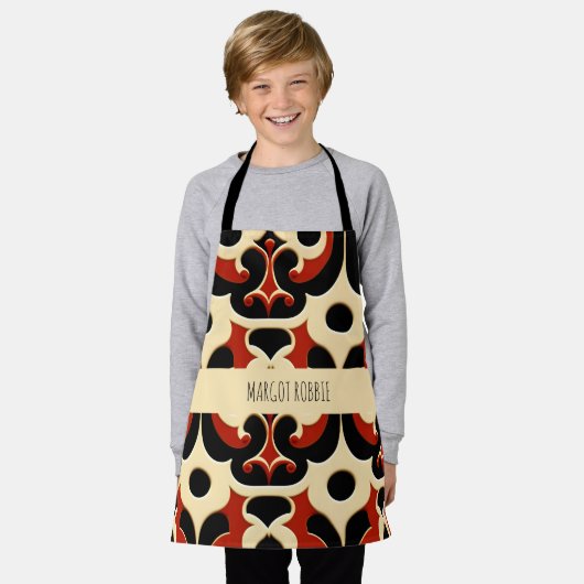 花ろうけつ染め赤い花柄 エプロン (着用した状態)