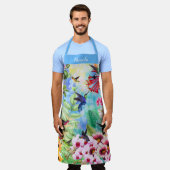 花をつけたハミング鳥のモノグラム エプロン (着用した状態)