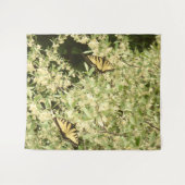 花をつけた低木にとまるアゲハチョウ タペストリー (正面(横))