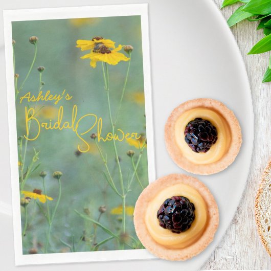 花をモチーフにしたシンプルなイエローのウェディングシャワーナプキン