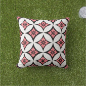 花をモチーフにした七宝、黒、白、ピンク クッション (芝生)