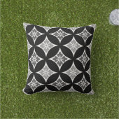 花をモチーフにした七宝、黒、白、灰色 クッション (芝生)