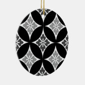 花をモチーフにした七宝、黒、白、灰色 セラミックオーナメント (右)