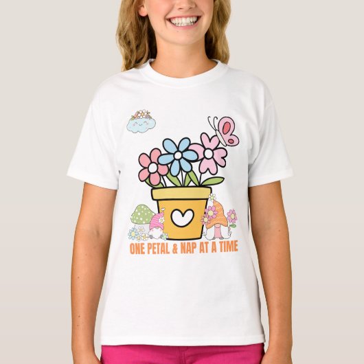 花を一輪、昼寝をする。かわいいノームと花たち Tシャツ (正面)
