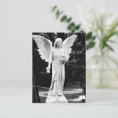 花を持つエンジェルのモノクロ写真 ポストカード (スタンド正面)