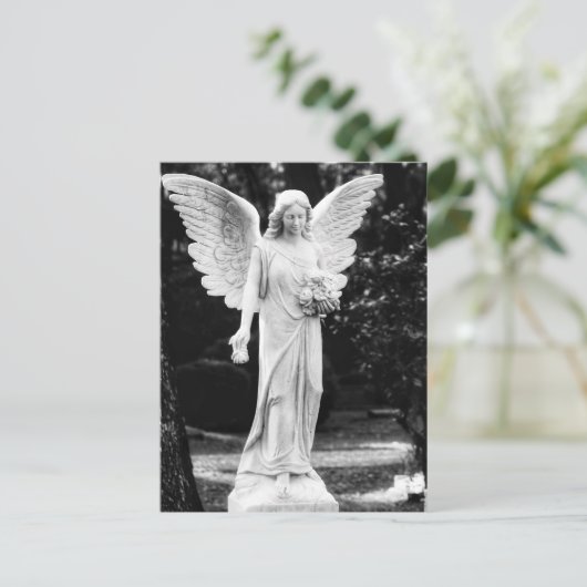 花を持つエンジェルのモノクロ写真 ポストカード (スタンド正面)