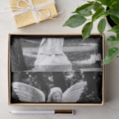 花を持つエンジェルのモノクロ写真 薄葉紙 (ギフト)