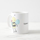 花を持つキュートなハチ 名前入れオーダー コーヒーマグカップ (正面左)