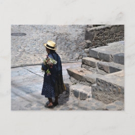 花を持つ女性, Ollantaytambo,ペルー ポストカード