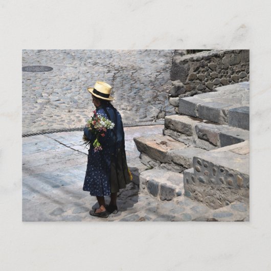 花を持つ女性, Ollantaytambo,ペルー ポストカード (正面)