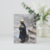 花を持つ女性， Ollantaytambo，ペルー(Vert) ポストカード (スタンド正面)