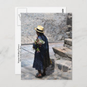 花を持つ女性， Ollantaytambo，ペルー(Vert) ポストカード (正面/裏面)