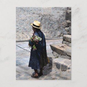 花を持つ女性, Ollantaytambo,ペルー(Vert) ポストカード