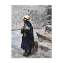 花を持つ女性， Ollantaytambo，ペルー(Vert)