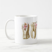 花を持つ歯科モルの歯のイラストレーション コーヒーマグカップ (左)