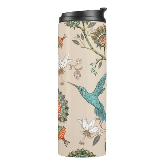 花を様式化したベージュのシームレスなパターンとb タンブラー (回転左)