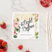 花を添えたエレガントな前夜のリハーサル用ナプキン スタンダードカクテルナプキン (インサイチュ)