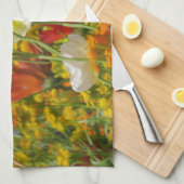 花を育てる白のまわりにいケシ キッチンタオル (四つ折り)