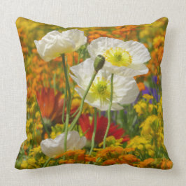花を育てる白のまわりにいケシ クッション