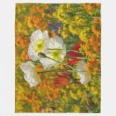 花を育てる白のまわりにいケシ フリースブランケット (正面)