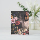 花を花瓶に植えるアフリカ人女性 ポストカード (スタンド正面)