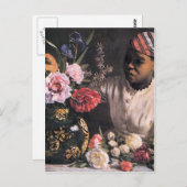 花を花瓶に植えるアフリカ人女性 ポストカード (正面/裏面)