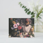 花を花瓶に植えるアフリカ人女性 ポストカード (スタンド正面)