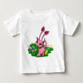 花を通した意気揚々と歩くピンクのAisha ベビーTシャツ (正面)