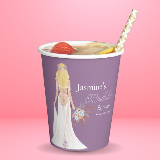 花を飾ったボヘミアンビューティーの金髪の花嫁 紙コップ